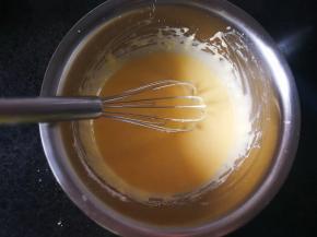 以Z字形状搅拌均匀至顺滑待用，不要划圈。