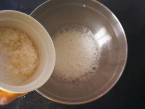 加几滴柠檬汁入蛋清盆里，没有柠檬汁的可以加几滴白醋，目的是为了去腥且使面糊性状更稳定。电动打蛋器开低速打发至大鱼眼泡时，加入白糖2的1/3份量，也就是15克，继续中低速打发，白糖2需要分3次加入～