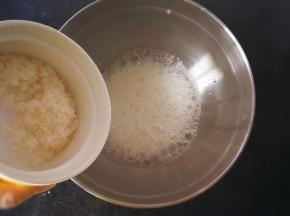 加几滴柠檬汁入蛋清盆里，没有柠檬汁的可以加几滴白醋，目的是为了去腥且使面糊性状更稳定。电动打蛋器开低速打发至大鱼眼泡时，加入白糖2的1/3份量，也就是15克，继续中低速打发，白糖2需要分3次加入～