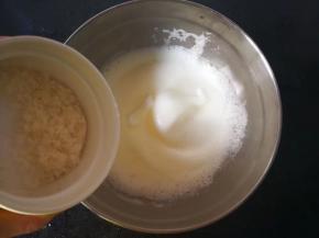 蛋清打至细腻时，再加入白糖2的1/3份量，同样是15克，中低速继续打发。