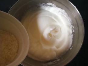 打至有细腻纹路时，加入白糖2中的最后15克份量，电动打蛋器切换中高速打发。