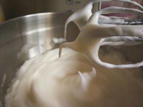 很多人刚入烘焙时不明白蛋清究竟要打到什么程度才可以，这里特别说明：如图为湿性发泡状态，停止打蛋器提起看，晃动打蛋器，蛋清很有弹性，不易掉落，呈大弯钩低头状态即为湿性发泡。做戚风，这种状态说明蛋清还没有打发到位，需要继续打发～