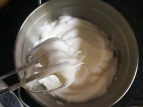 继续打发，提起打蛋器，蛋清呈倒立短小直挺的三角形，此时即为硬性发泡，马上停止打发～千万不要打发过头，否则很容易造成成品开裂噢～（上下两图打发性状对比非常明显！）关于戚风凹顶、开裂、缩腰等问题，结合网络知识我总结在下面的小贴士里，希望对大家有所帮助。