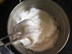 继续打发，提起打蛋器，蛋清呈倒立短小直挺的三角形，此时即为硬性发泡，马上停止打发～千万不要打发过头，否则很容易造成成品开裂噢～（上下两图打发性状对比非常明显！）关于戚风凹顶、开裂、缩腰等问题，结合网络知识我总结在下面的小贴士里，希望对大家有所帮助。