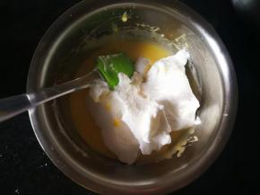 蛋黄糊静置后用时需要用蛋抽再次搅拌一下，再取1/3之一蛋白霜放进蛋黄糊里，以翻拌的方式搅拌均匀，左手转动盆子，右手快速从下往上用刮刀将面糊翻上来，不要打圈圈！！

或者用刮刀直贴盆壁，左手转动盆子，右手快速从盆壁底部往盆底中间推，一直保持这样的手法不要打圈圈以免消泡。