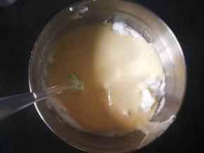 将搅拌好的蛋白蛋黄糊全部倒入剩下装有蛋白霜的盆子里。和上述同样的方法继续翻拌均匀。