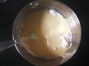 将搅拌好的蛋白蛋黄糊全部倒入剩下装有蛋白霜的盆子里。和上述同样的方法继续翻拌均匀。