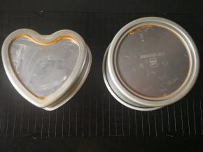 烤完后滴声提示，迅速取出从高处摔下，震两下震出热气，倒扣在晾网上冷却至凉。切记倒扣！倒扣！倒扣！