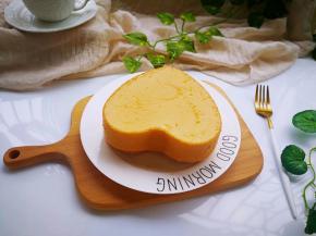 完全冷却后，用脱模刀脱模即可。两个模具烤出来的成品都很完美噢～高度很好，没有塌陷缩腰开裂等现象！内部切开，组织很绵软，入口即化～