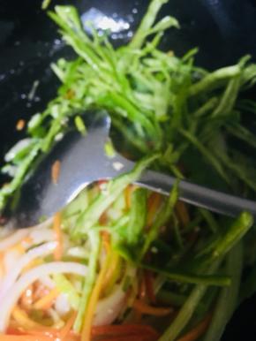 最后放入青椒翻炒至断生