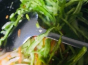 最后放入青椒翻炒至断生