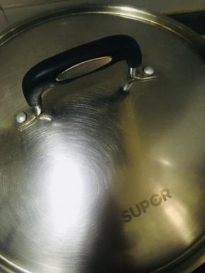 大火烧开盖上锅盖炖煮一会儿