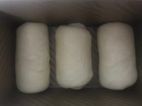 放入吐司盒进行二次发酵