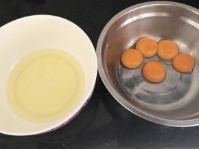 首先，两个大盘要干净，无水无油
然后蛋白蛋黄分离，千万小心，蛋白里不可混入一点点蛋黄哟，否则影响后面的打发成功