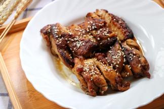 捞起淋上鸡汁，撒上少许芝麻即可