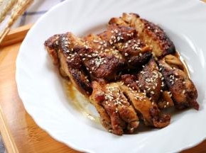 捞起淋上鸡汁，撒上少许芝麻即可