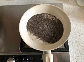 奇亚籽开小火炒香，放凉备用