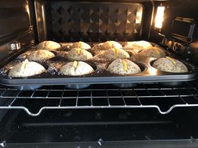 烤箱提前预热，上火160度，下火170度，烤25分钟