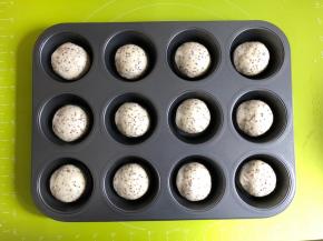 把松弛好的面团放入12连模中