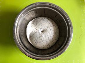 1个小时以后，面团发酵到2倍大，取出可以用手指沾一点面粉戳一下，不会回缩即可