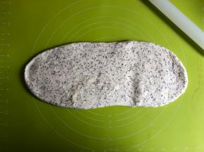 取出面团用擀面杖擀开排气