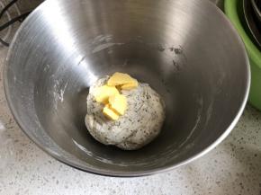 揉到面团不会粘手，加入提前软化的黄油，继续揉面