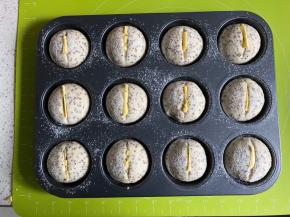 用面包割刀在面团上割一刀，放上切条状的黄油