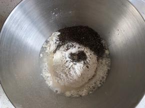 厨师机盆内加入清水，倒入高筋面粉和全麦粉，盐放在一角，活性干酵母加入到中间，倒入奇亚籽，开启揉面