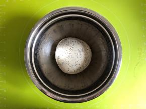 把面团揉圆，放入容器内，烤箱发酵档或者温暖湿润处发酵