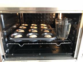 放入烤箱，烤箱里放入一杯清水，发酵档40分钟