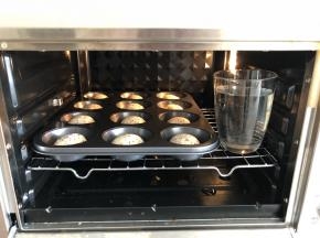 放入烤箱，烤箱里放入一杯清水，发酵档40分钟