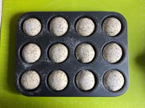 发酵好的面团基本满模，筛上一层薄薄的高筋面粉