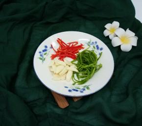 青椒，小米椒切丝，蒜切片。