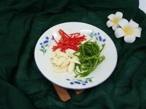 青椒，小米椒切丝，蒜切片。