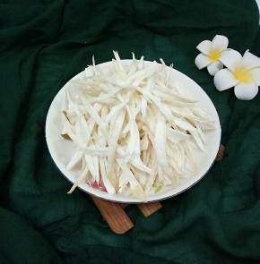 杏鲍菇用手撕成丝。