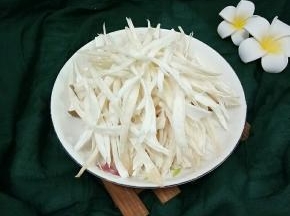 杏鲍菇用手撕成丝。