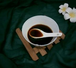 再把蚝油，生抽，清水拌匀，做成碗汁备用。