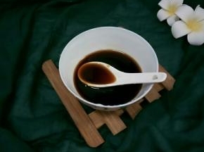 再把蚝油，生抽，清水拌匀，做成碗汁备用。