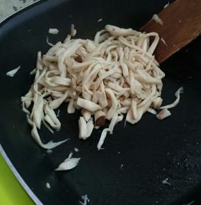 先把杏鲍菇放入锅中煸香，盛出备用。