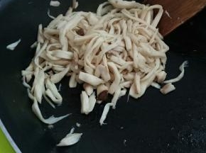 先把杏鲍菇放入锅中煸香，盛出备用。