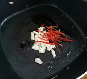 热锅凉油，下蒜片，小米椒小火煸香。