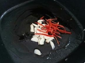 热锅凉油，下蒜片，小米椒小火煸香。