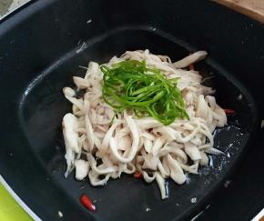 加入煸好的杏鲍菇和青椒炒匀。