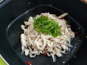 加入煸好的杏鲍菇和青椒炒匀。