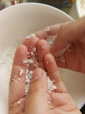 把大的颗粒都用手指碾散