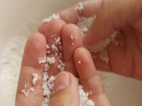 把大的颗粒都用手指碾散