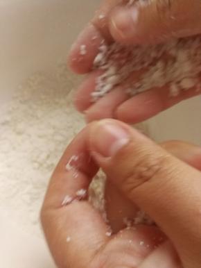 让小的颗粒从手的缝隙掉下去