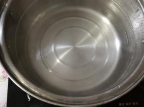 锅里的水要翻开