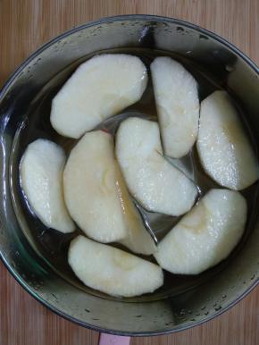 苹果去皮切成小块，浸泡清水以防氧化。