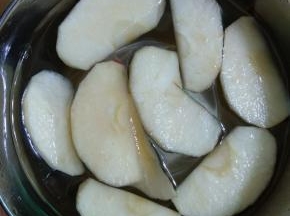 苹果去皮切成小块，浸泡清水以防氧化。